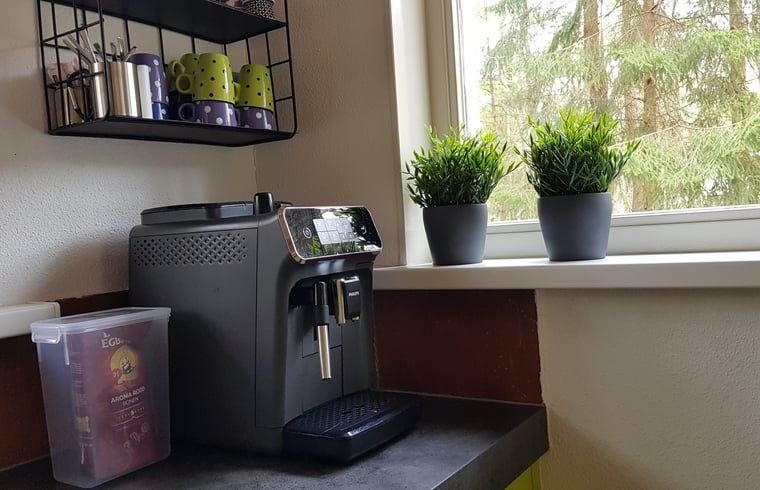 Moderne keuken in Vakantiehuisje in Norg, Drenthe met koffiezetapparaat en uitzicht.