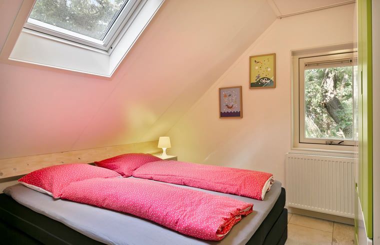Zolderkamer in Vakantiehuisje in Norg, Noord Drenthe met dakraam en tweepersoonsbed.