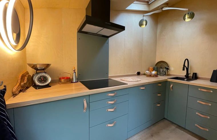 Moderne keuken in Huisje in Norg, vakantiehuis in Norg, Noord Drenthe, met stijlvolle inrichting en praktische voorzieningen.