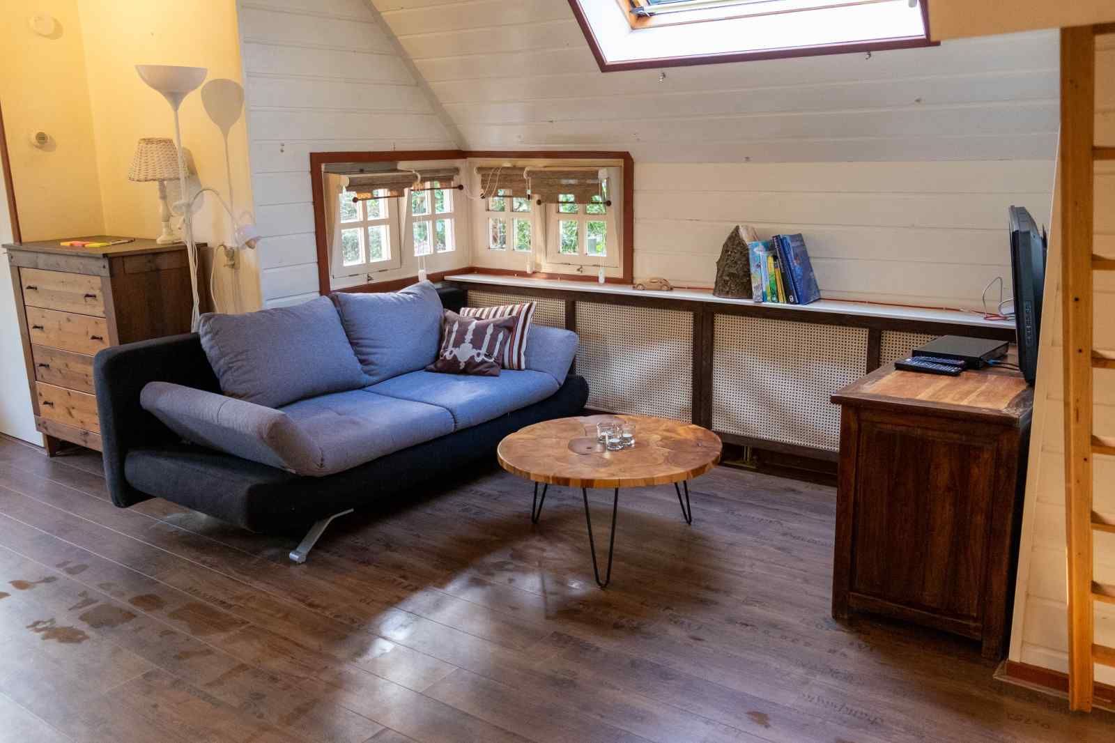 Gemuetliches Mansardenzimmer im Ferienhaus DG1404 in Norg, Nord-Drenthe mit drei Betten.