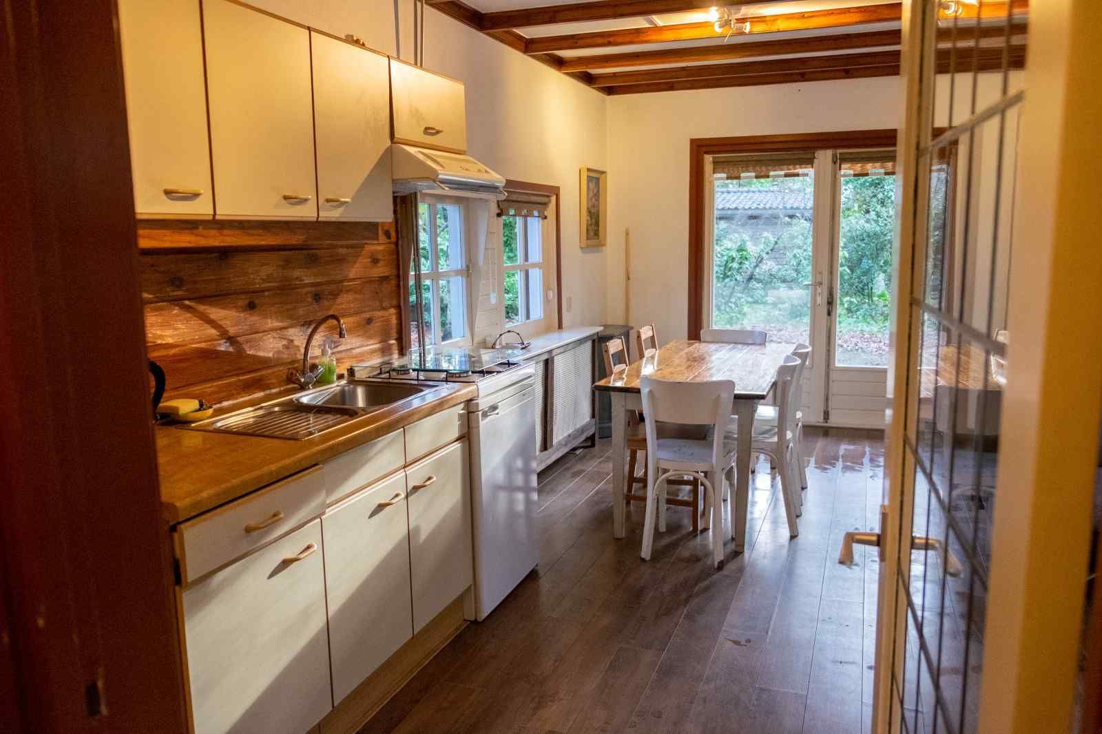 Gemuetliche Sitzecke in DG1404, Ferienhaus in Norg, Nord-Drenthe mit Sofa und Couchtisch.