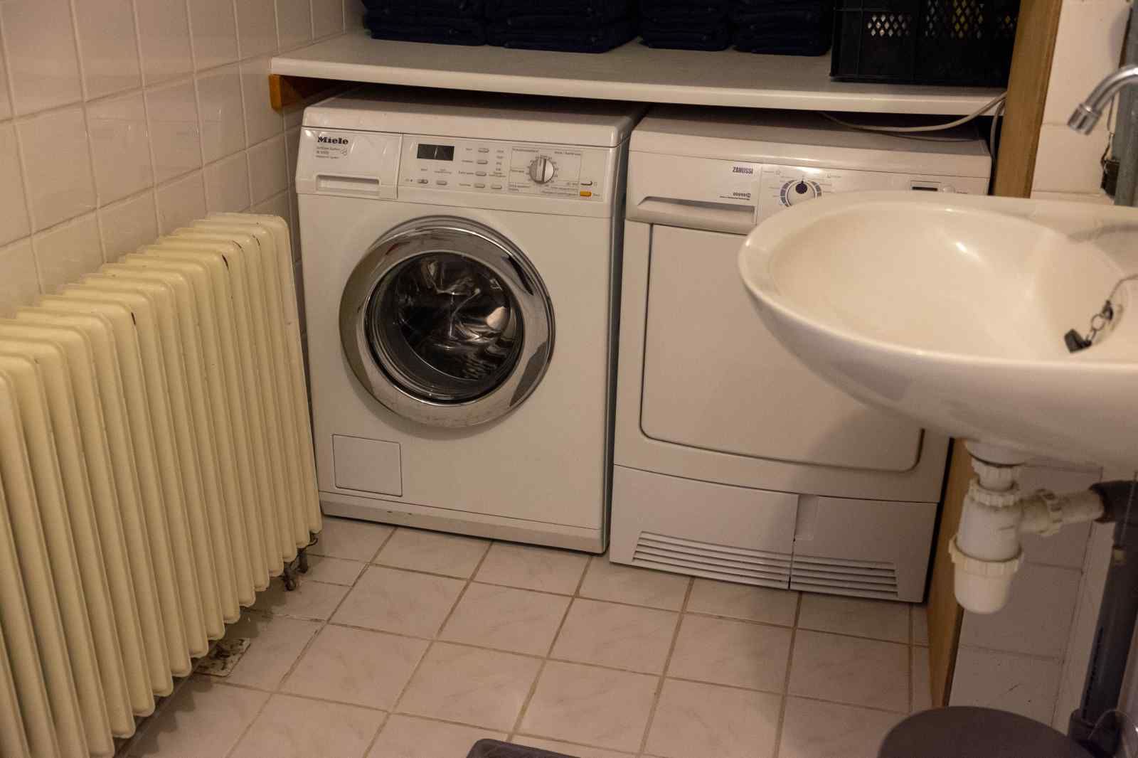 Badezimmer von DG1404 in Norg, Nord-Drenthe mit Waschmaschine und Trockner.