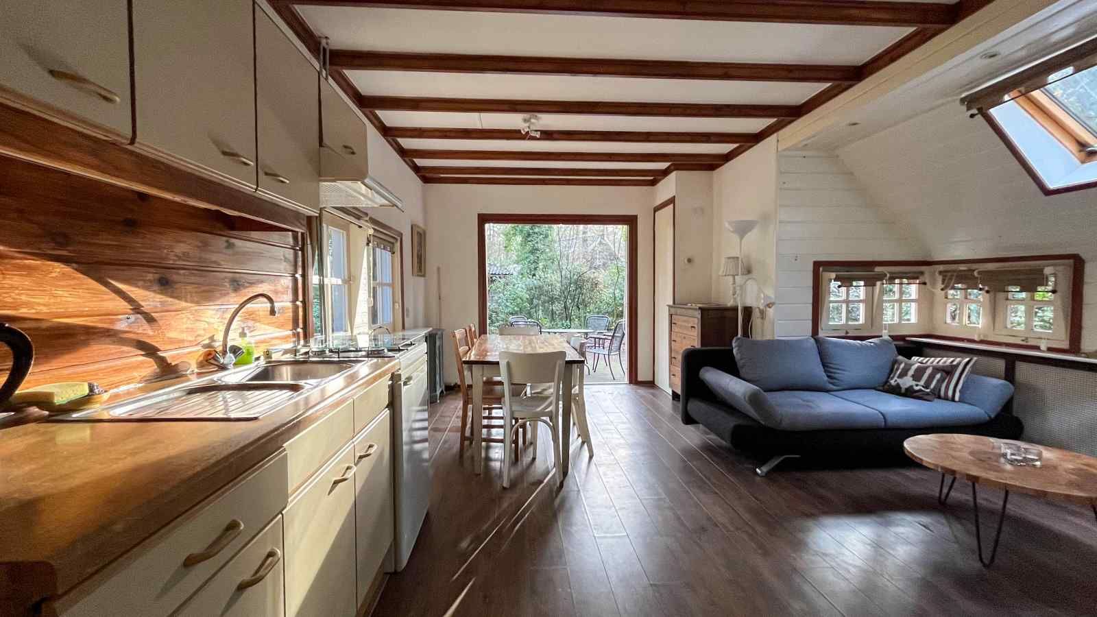 Kuechenzeile aus DG1404 in Norg, Nord-Drenthe mit modernen Geraeten.