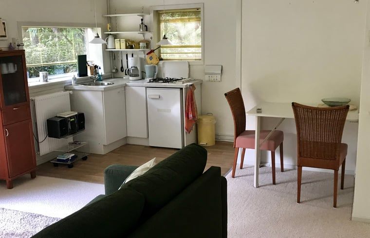 Gemuetlicher Innenbereich des Ferienhauses in Norg, Nord-Drenthe, mit gemuetlicher Kueche und Essbereich fuer einen entspannten Aufenthalt.