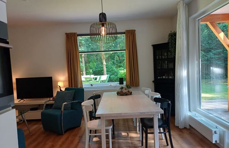 Gemuetlicher Innenbereich des Ferienhauses in Norg, Nord-Drenthe. Geniessen Sie ein helles Esszimmer mit Blick auf die umliegende Landschaft.