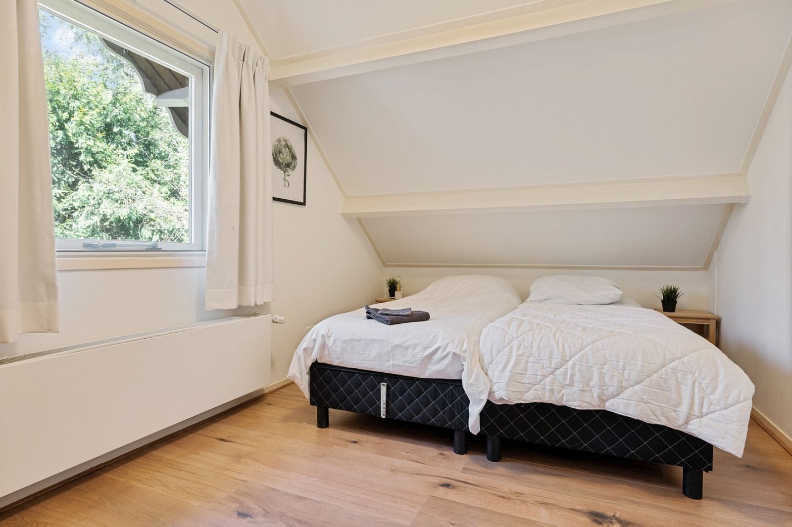 Schlafzimmer mit Zusatzbett im Ferienhaus DG1863, Norg, Nord-Drenthe.