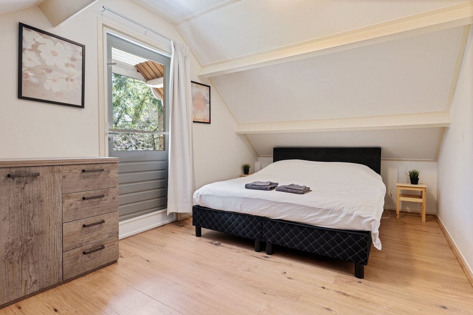 Schlafzimmer mit Holzboden im Ferienhaus DG1863, Norg, Nord-Drenthe.