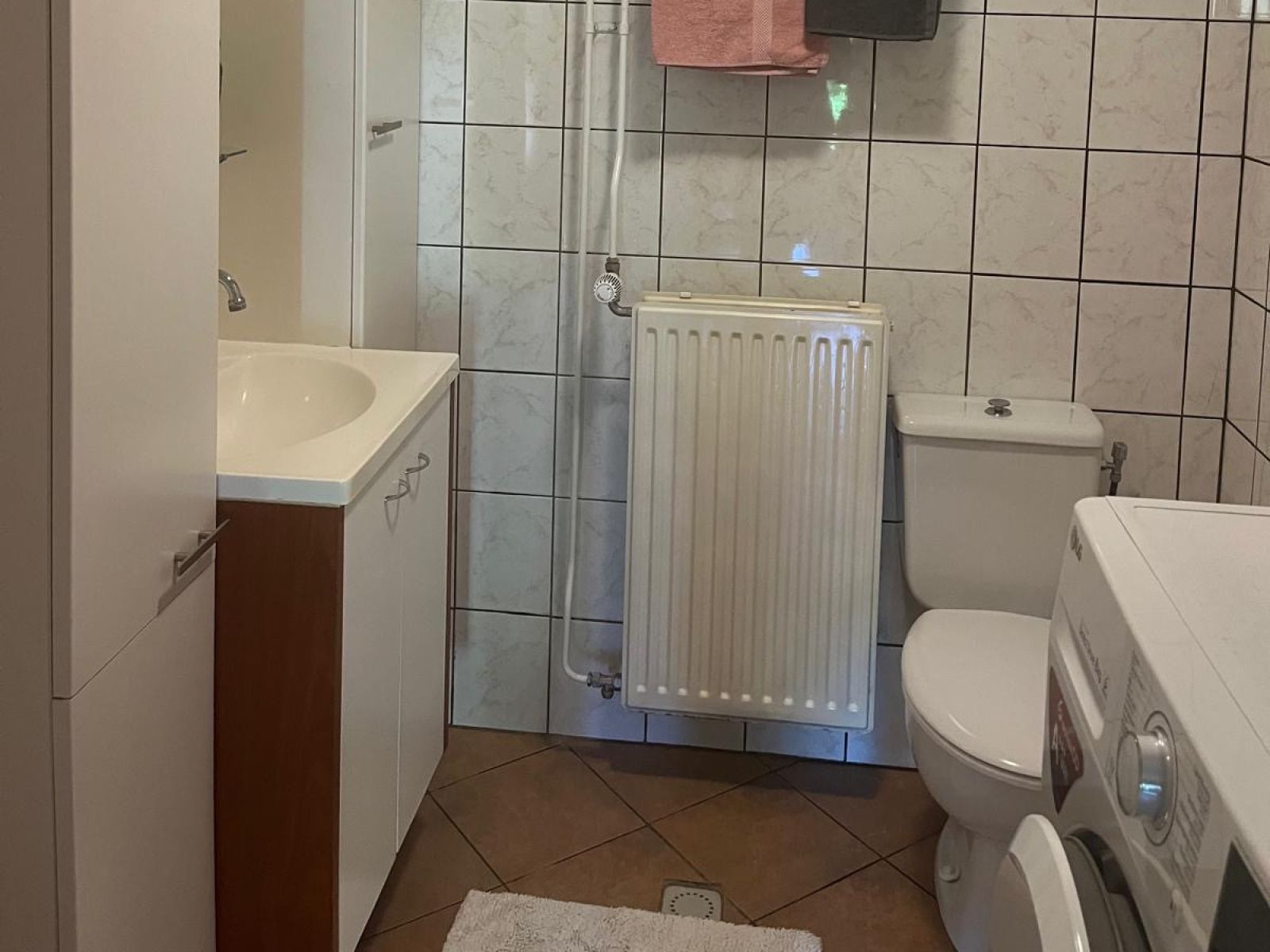 Gezellige keuken in vakantiehuis DG1879, Borger, Noord Drenthe met houten tafel en hanglamp.