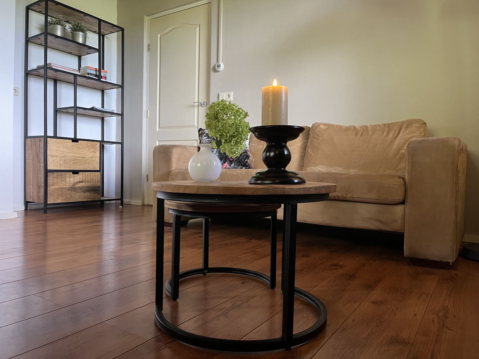 Stijlvolle woonkamer in vakantiehuis DG1879, Borger, Noord Drenthe met houten vloer.