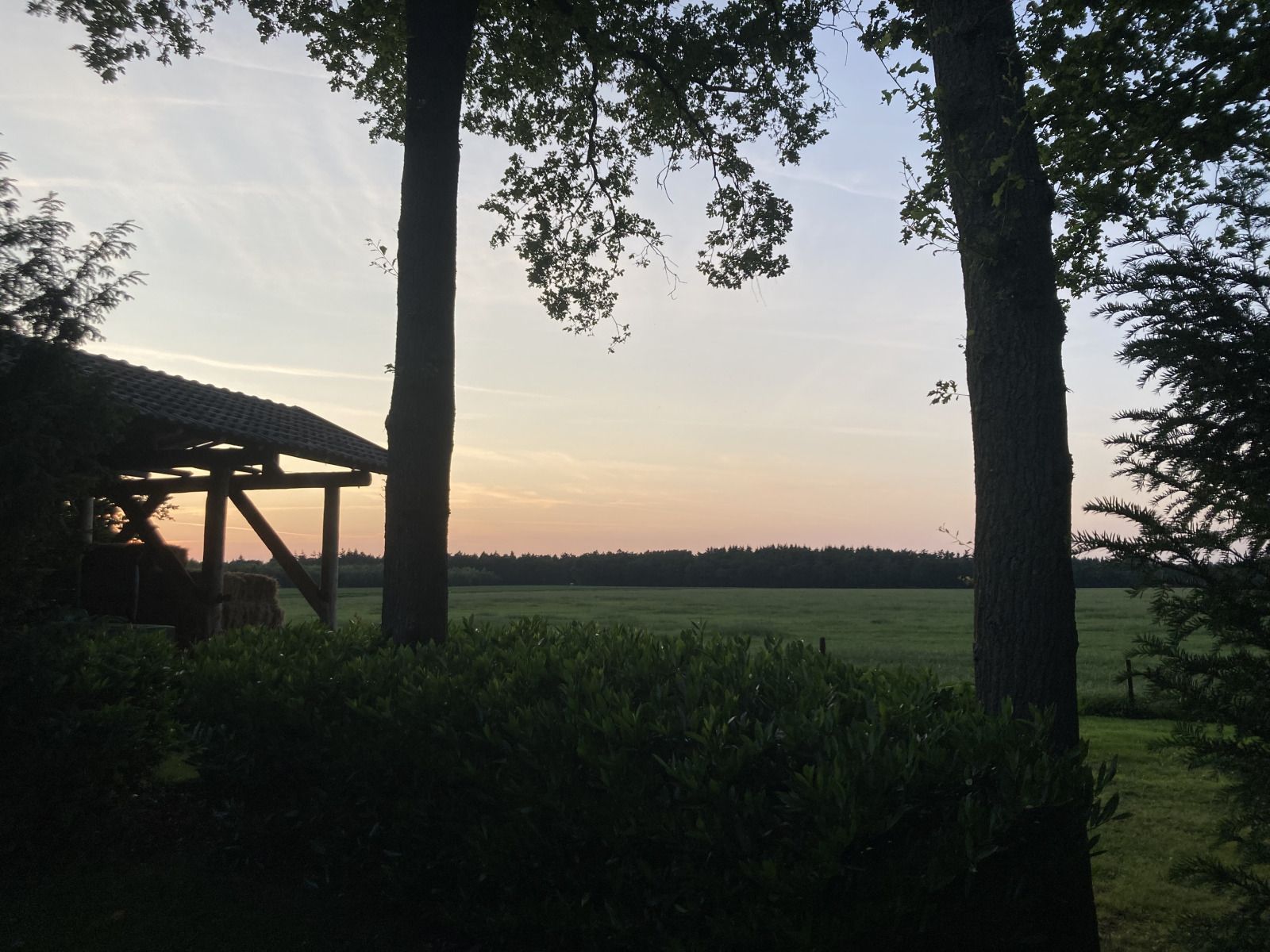 Zonsondergang bij vakantiehuis DG1879 in Borger, Noord Drenthe met weids uitzicht.