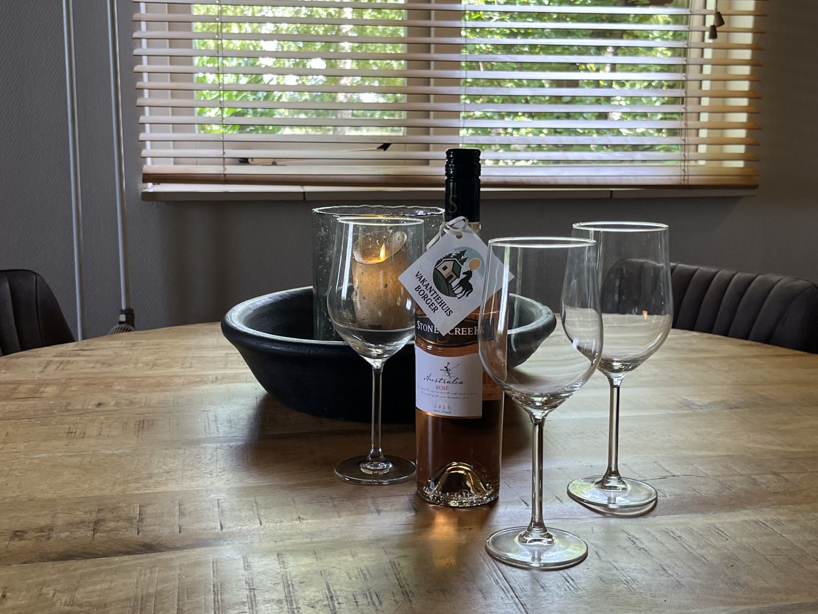 Gezellige eetruimte in vakantiehuis DG1879, Borger, Noord Drenthe met wijn en glazen.