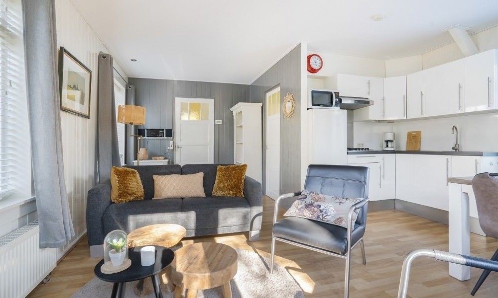 Moderne Kueche und Sitzecke im Ferienhaus Vogelzang, Borger, Nord-Drenthe, ideal fuer einen entspannten Aufenthalt.