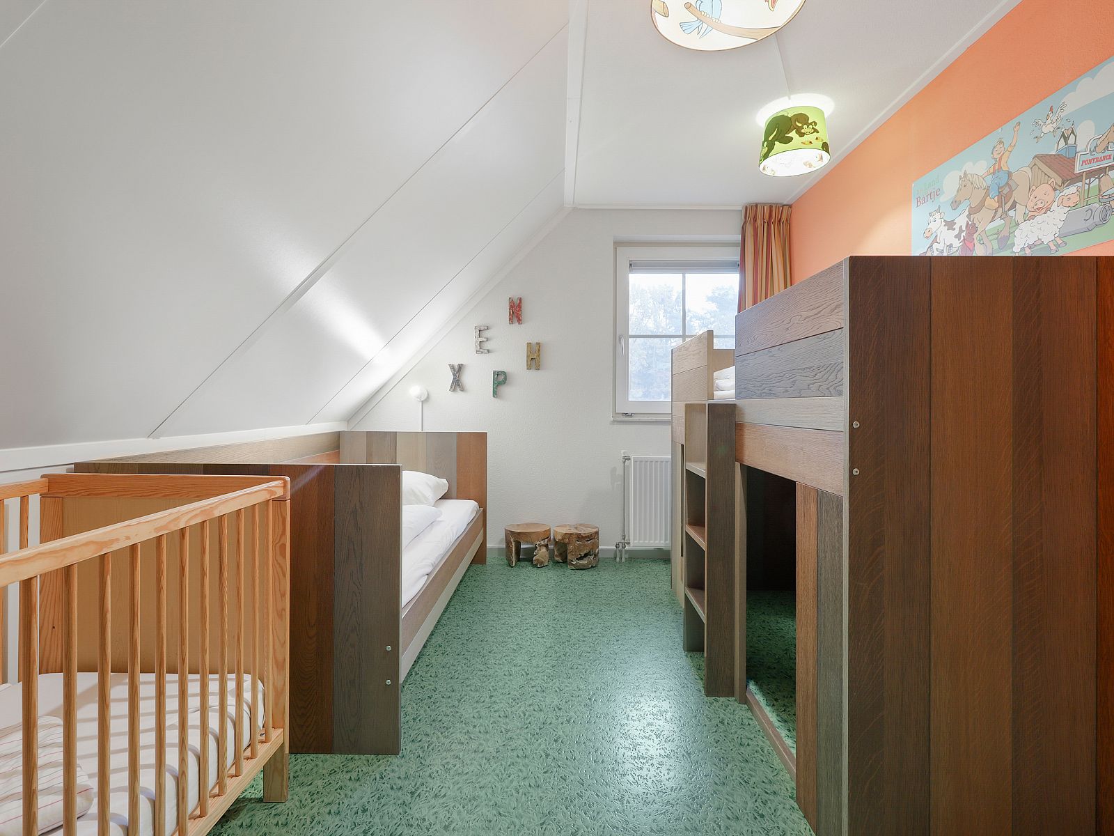 Luxurioeses Badezimmer mit Badewanne im Kinderbauernhof Het Land van Bartje in Ees, Nord-Drenthe.