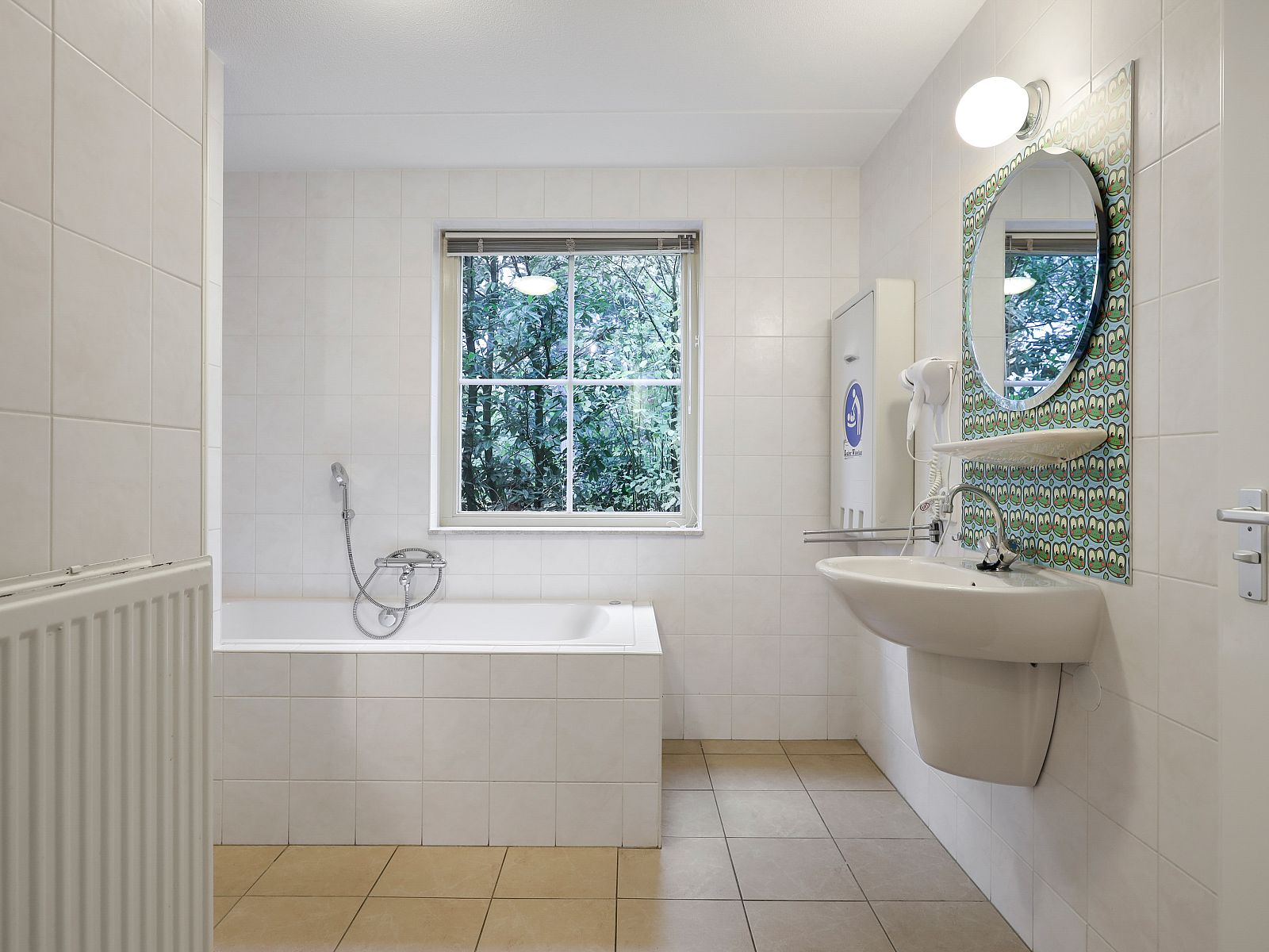 Dusche und Bad in Het Land van Bartje 6-Bett-Kinderbauernhaus in Ees, Nord-Drenthe.