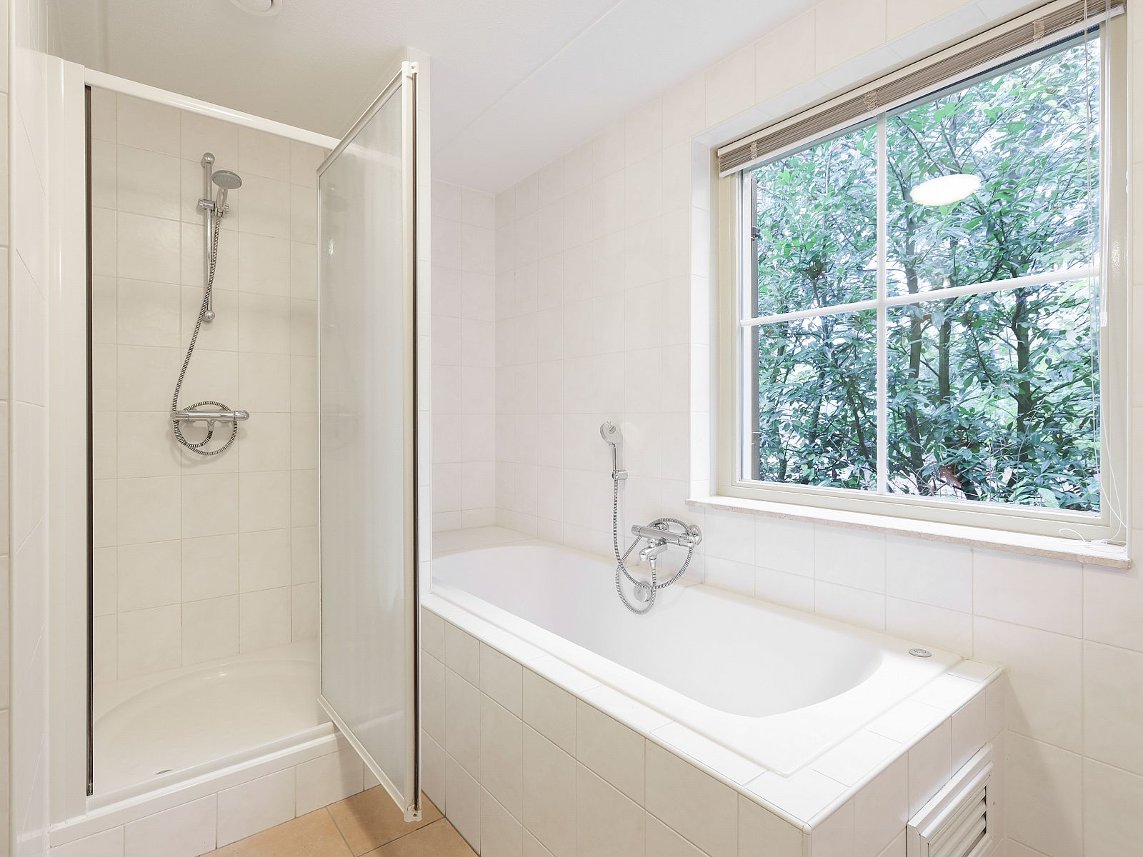 Gemuetliches Schlafzimmer mit Aussicht im Kinderbauernhof Het Land van Bartje in Ees, Drenthe.