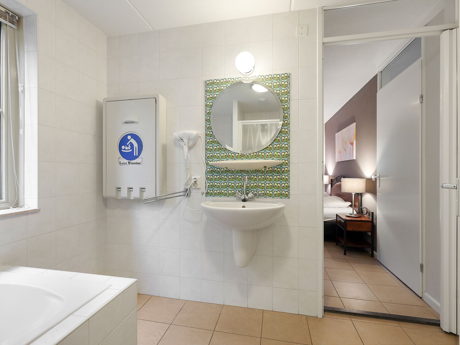 Geraeumiges Badezimmer mit Jacuzzi im Kinderbauernhof Het Land van Bartje in Ees, Drenthe.