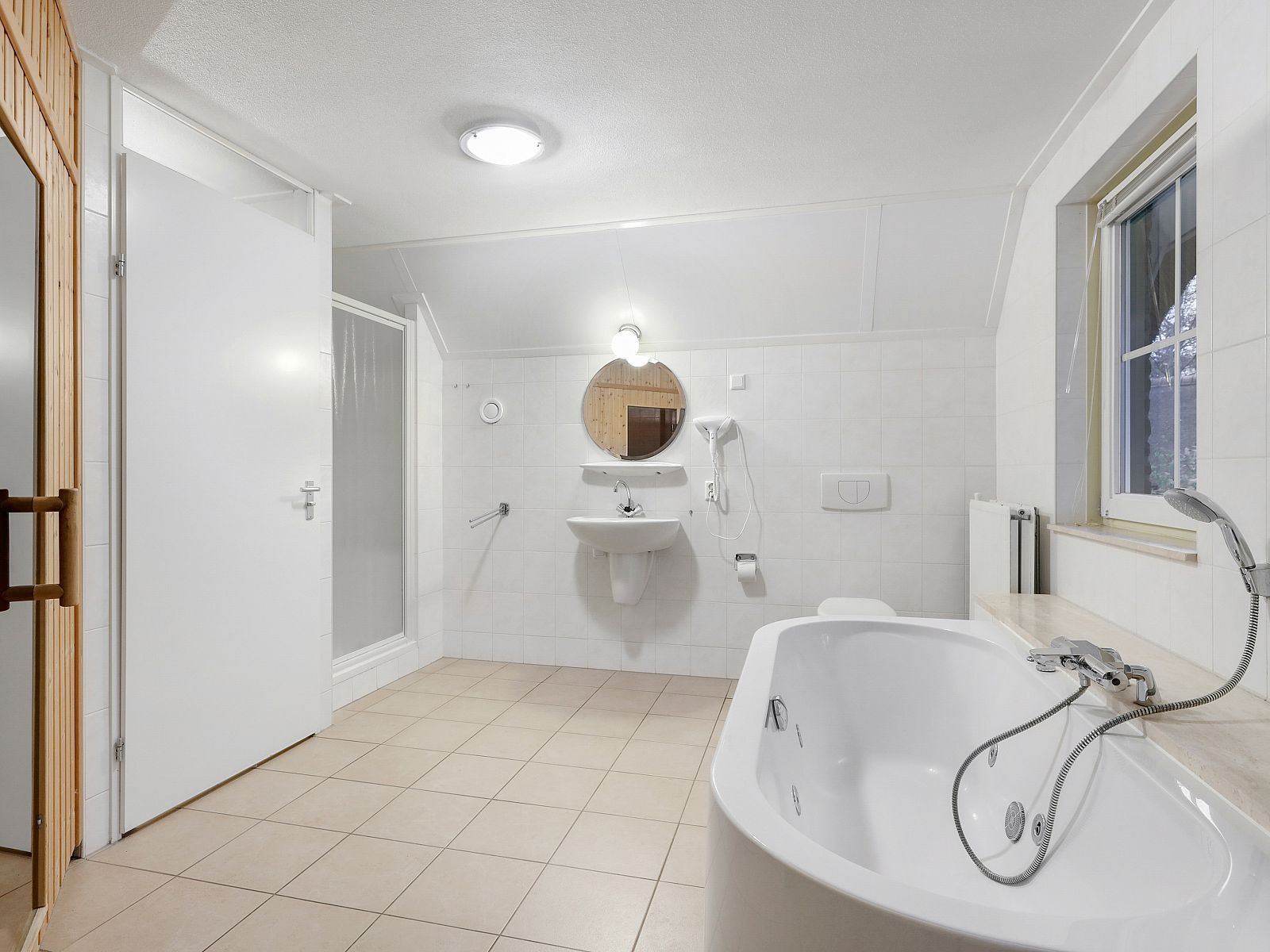 Moderne Dusche im 6-Bett-Kinderbauernhof Het Land van Bartje in Ees, Drenthe.