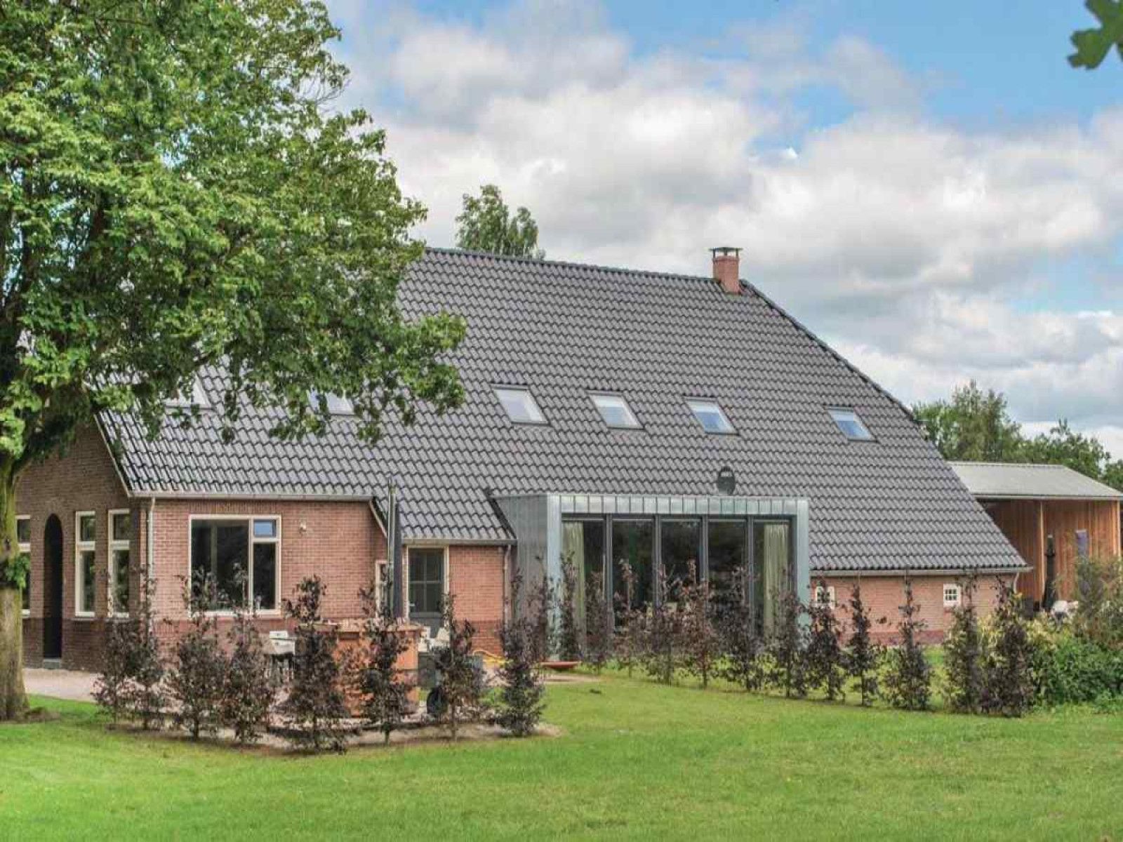 DG705 Ferienhaus in Ellertshaar Drenthe mit moderner Architektur und gruener Umgebung.