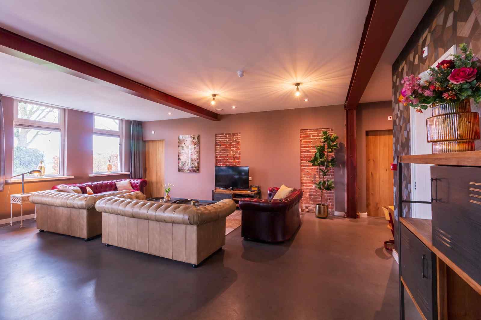 Gemuetliche Kueche und Essbereich in DG705 Ferienhaus Ellertshaar Drenthe mit grossem Tisch.