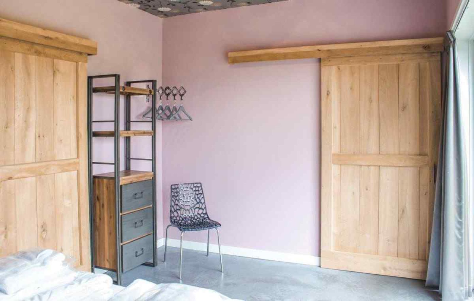 Luxus-Wohnzimmer im Ferienhaus DG705 Ellertshaar Drenthe mit stilvollen Moebeln.