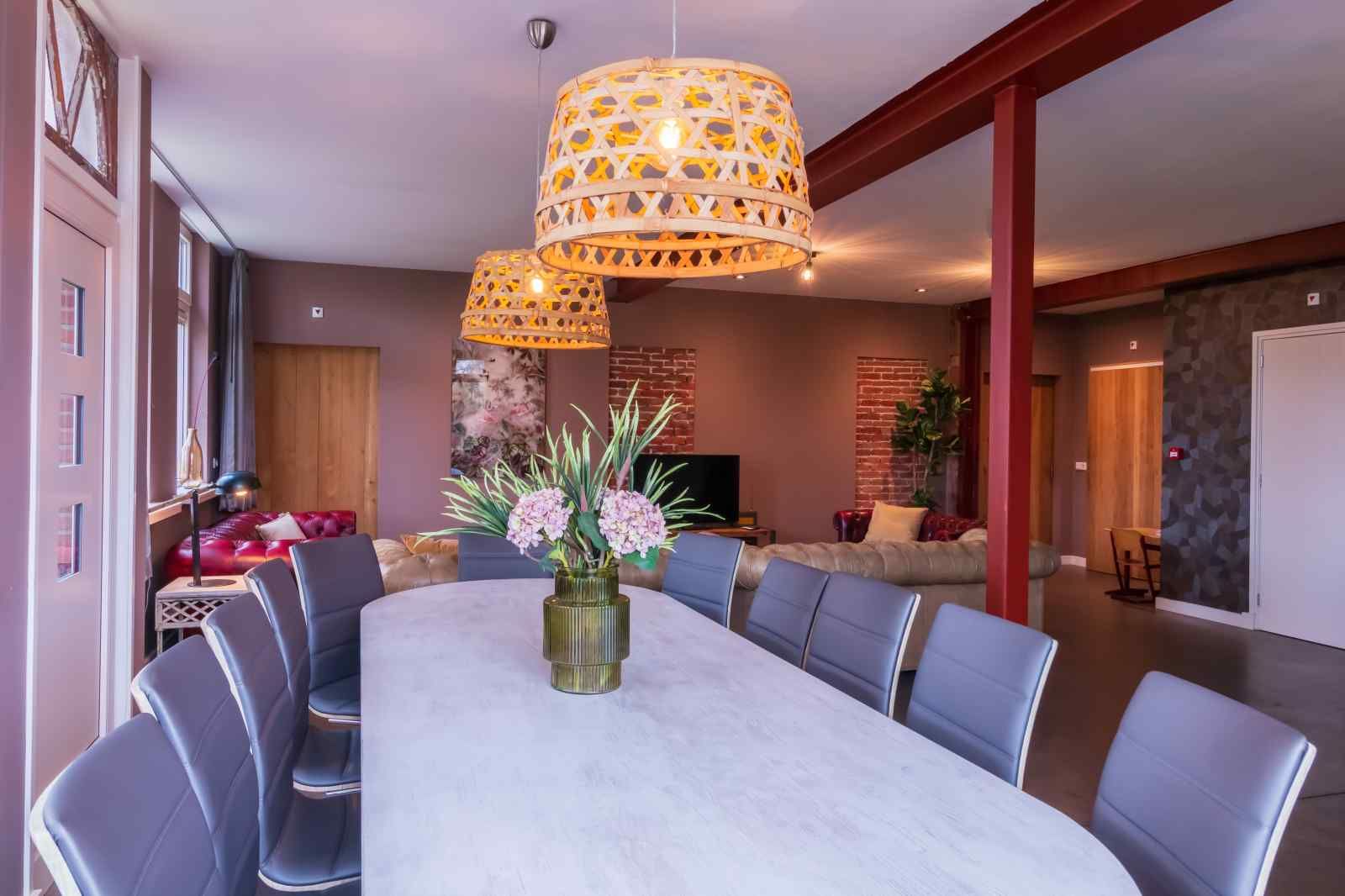 Helles Schlafzimmer in DG705 Ferienhaus Ellertshaar Drenthe mit eigenem Badezimmer.