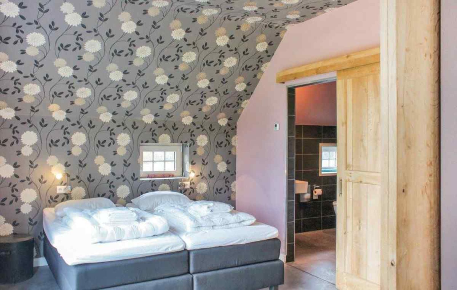 Geraeumiges Wohnzimmer im DG705 Ferienhaus Ellertshaar Drenthe mit bequemen Sofas.