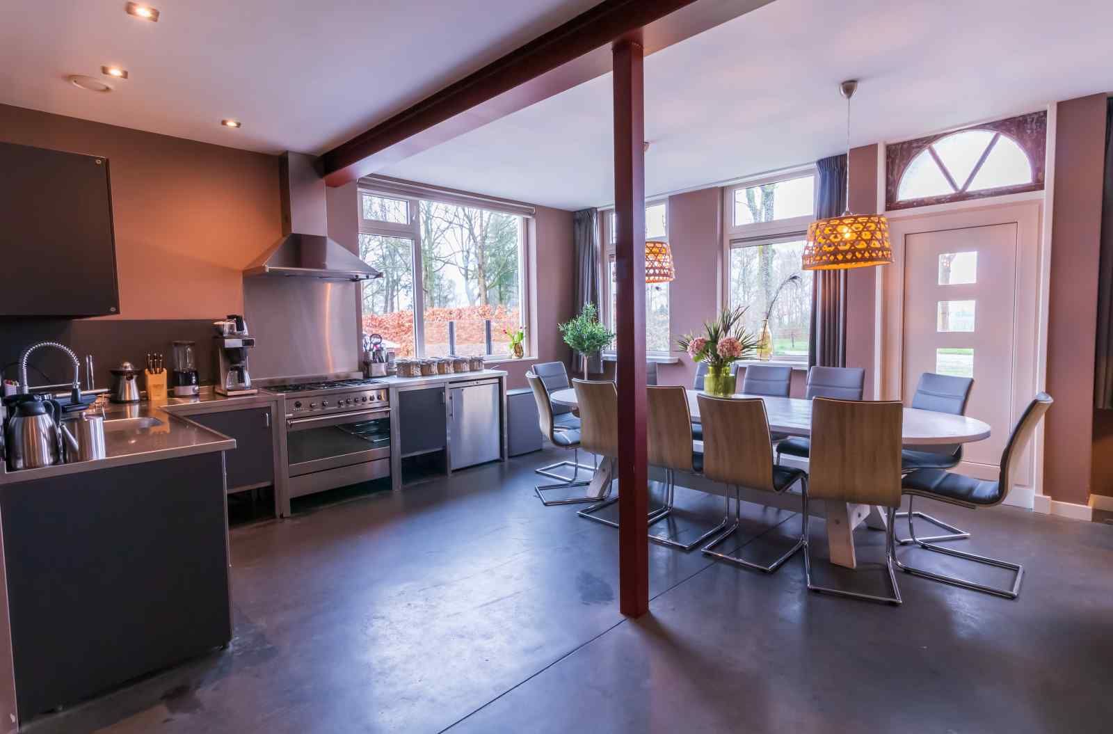 Schlafzimmer mit Holzdetails und Blumentapete im Ferienhaus DG705 Ellertshaar Drenthe.