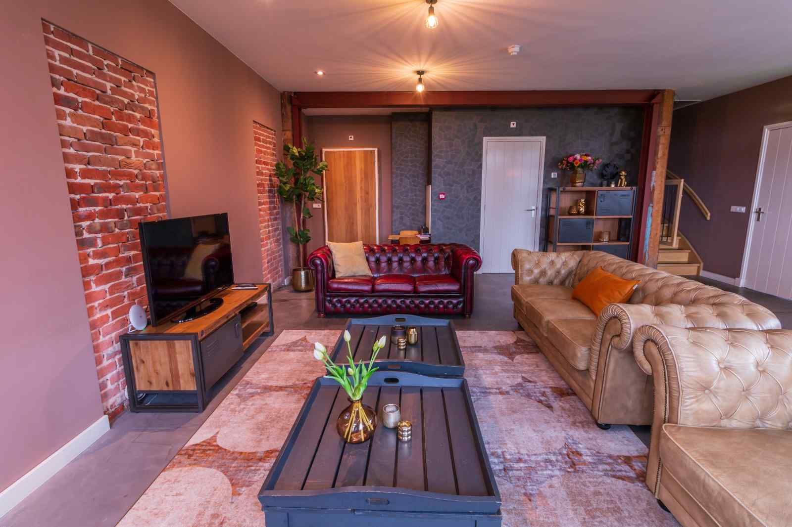 Moderne Kueche in DG705 Ferienhaus Ellertshaar Drenthe mit Blick auf den Garten.