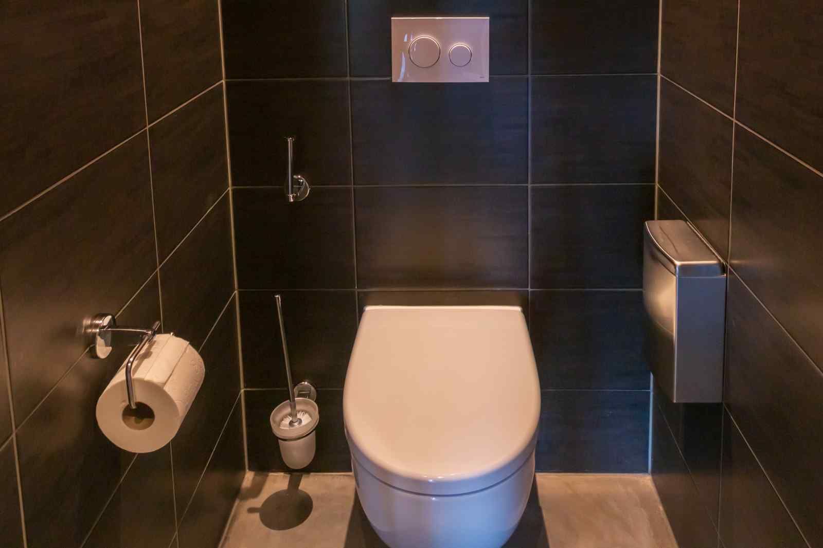 Geraeumiges Wohnzimmer im DG705 Ferienhaus Ellertshaar Drenthe mit bequemen Sitzgelegenheiten.