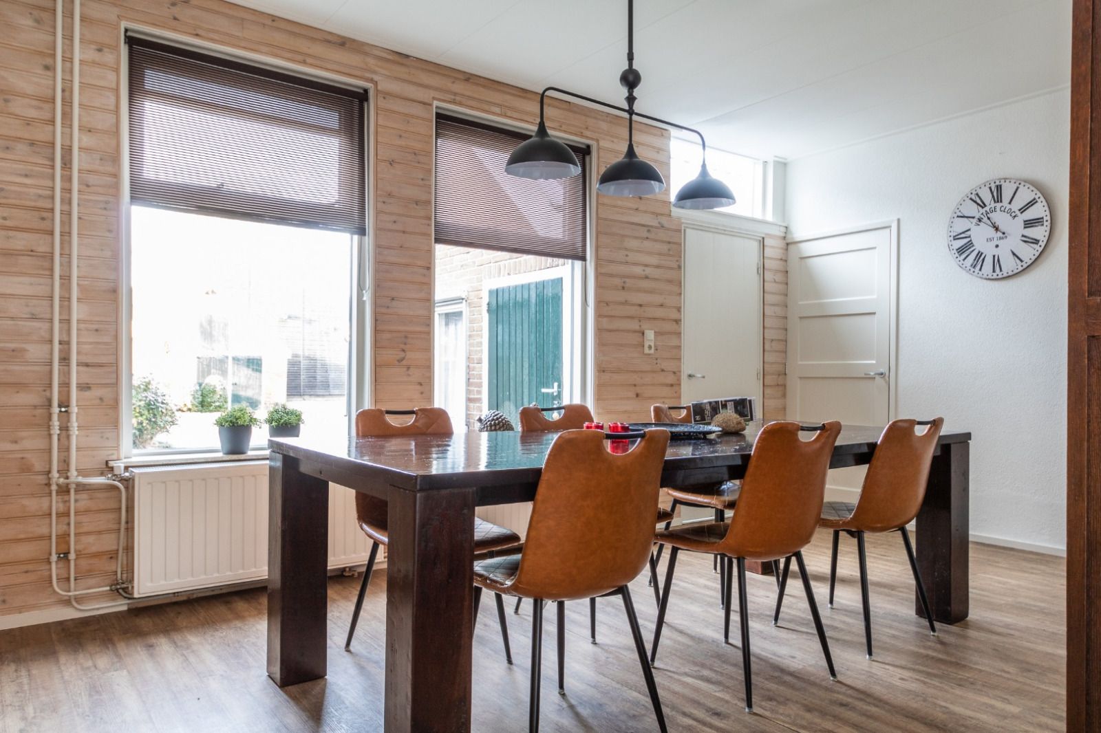 Esszimmer im Ferienhaus DG984 in Vries, Drenthe, mit grossem Tisch und viel Licht.