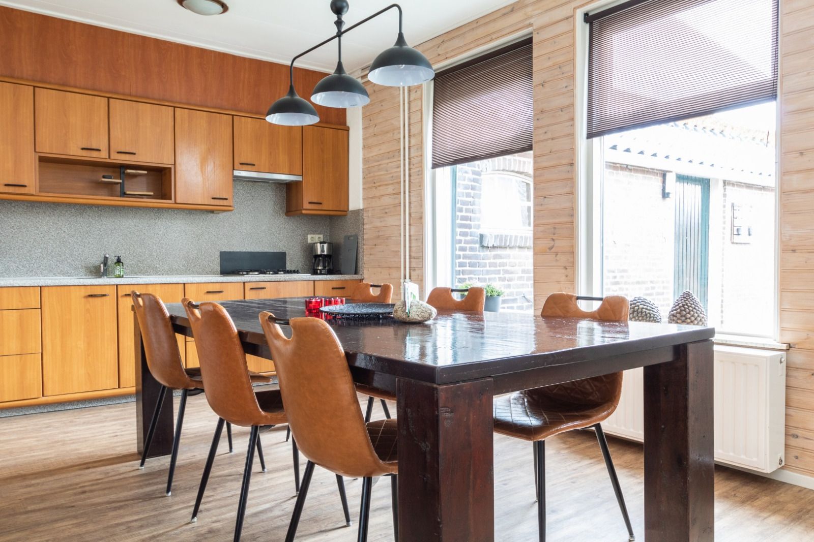 Schlafzimmer im Ferienhaus DG984, Vries, Drenthe, mit zwei Einzelbetten und Aussicht.
