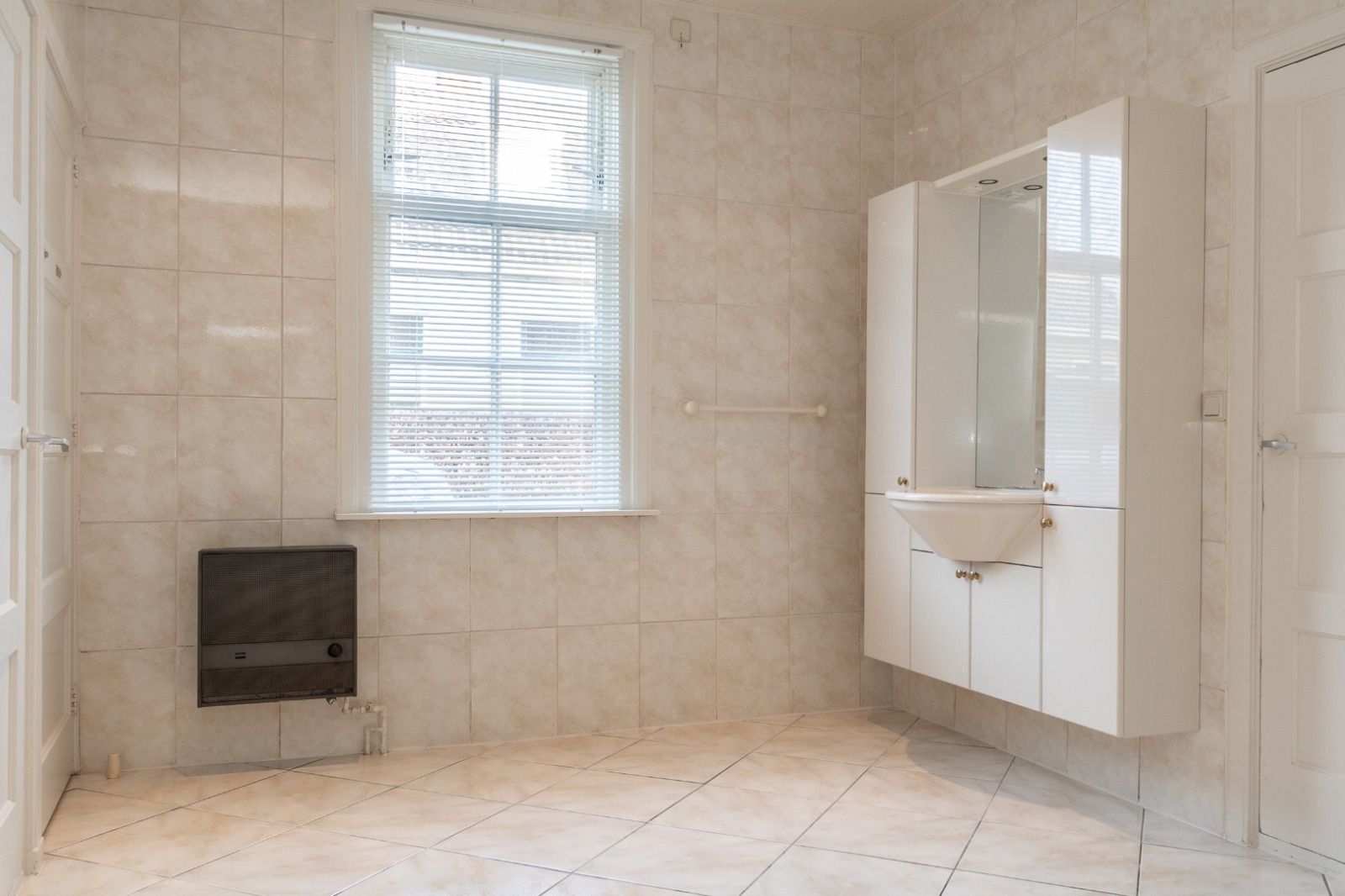 Modernes Badezimmer im Ferienhaus DG984, Vries, Drenthe, mit stilvollen Fliesen.