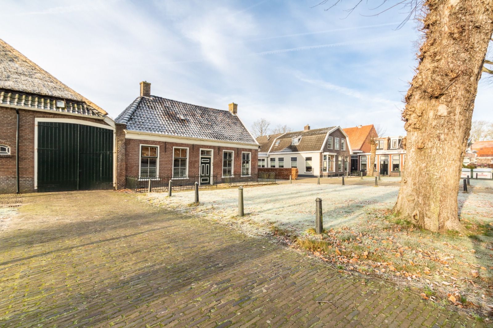 Aussenansicht des Ferienhauses DG984 in Vries, Drenthe, mit grosszuegiger Auffahrt und traditioneller Architektur.