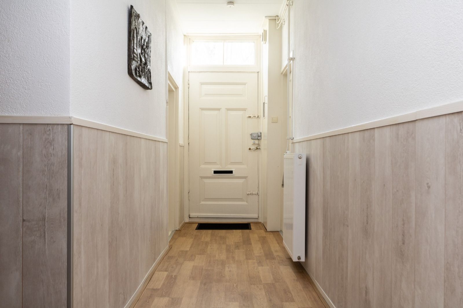 Eingangshalle des Ferienhauses DG984, Vries, Drenthe, mit Holzboden und hellen Waenden.