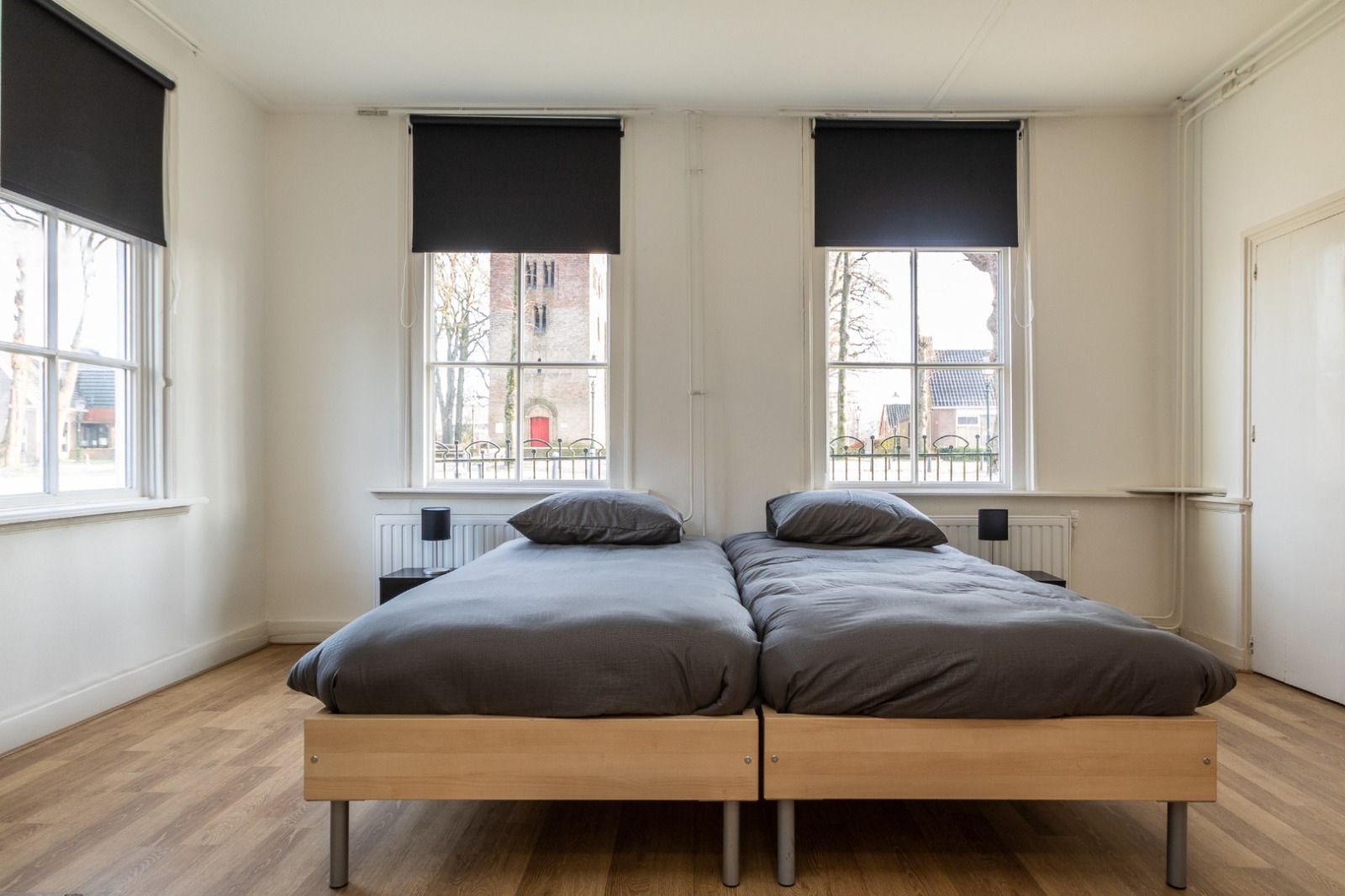 Kueche im Ferienhaus DG984, Vries, Drenthe, mit Holzschraenken und Essecke.