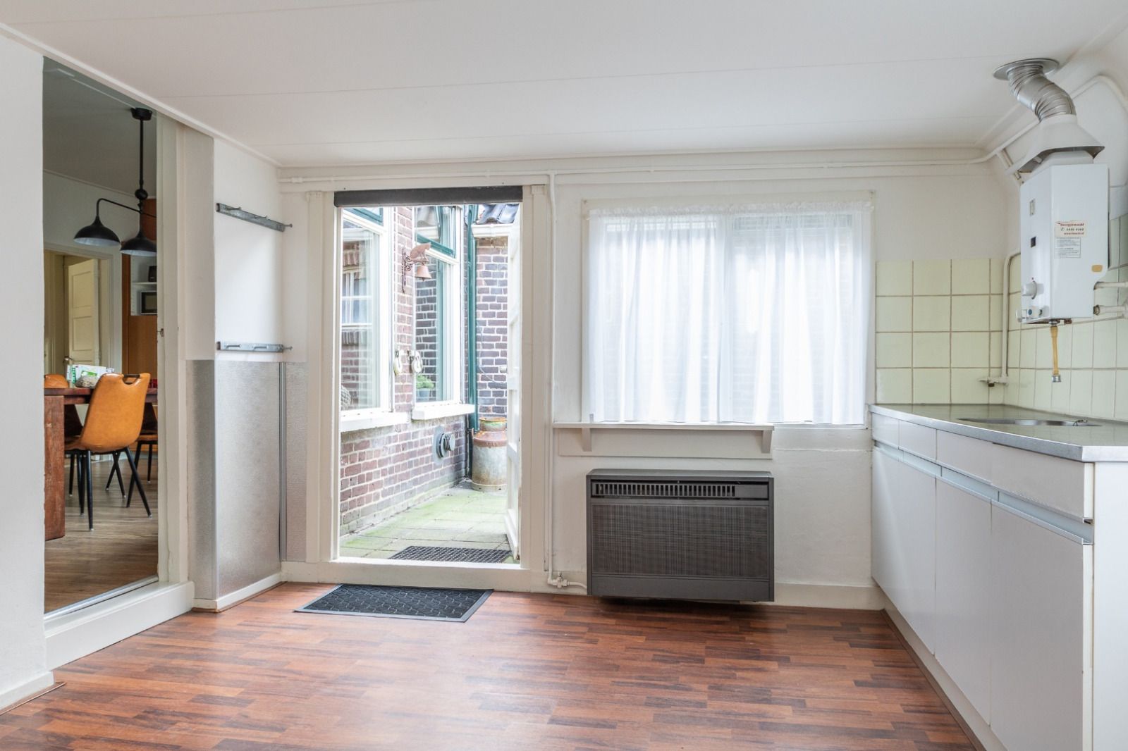 Kueche und Essbereich im Ferienhaus DG984, Vries, Drenthe, mit viel Tageslicht.