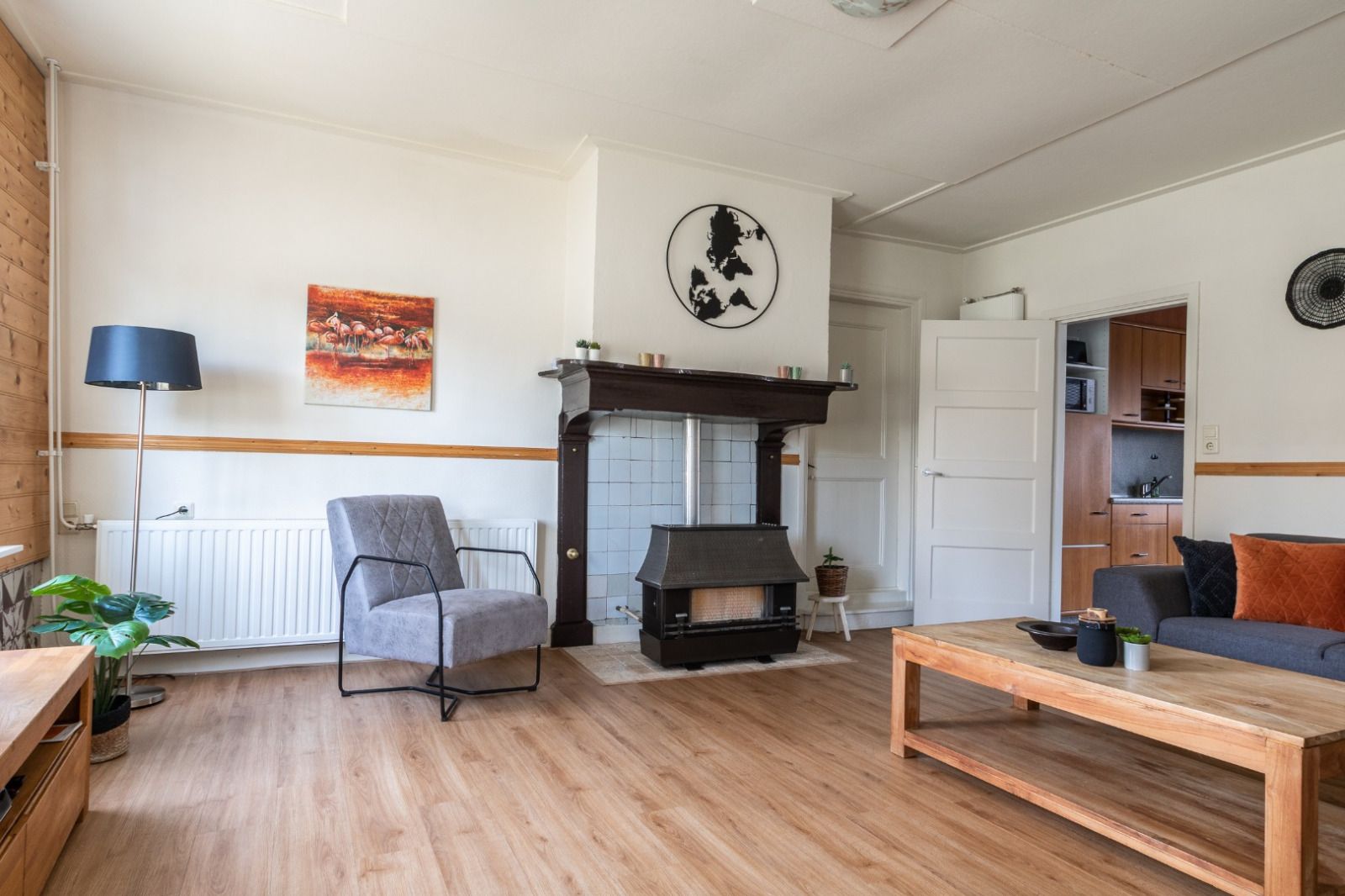 Strassenszene in der Naehe des Ferienhauses DG984 in Vries, Drenthe, mit Baeumen und historischen Gebaeuden.