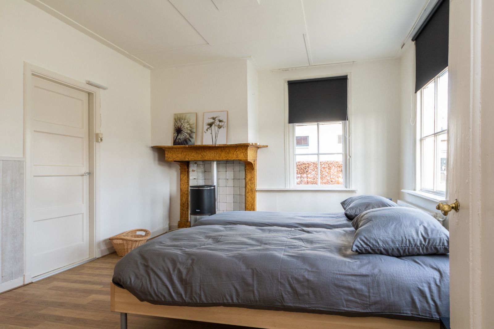 Kueche und Esszimmer im Ferienhaus DG984, Vries, Drenthe, mit antikem Schrank.