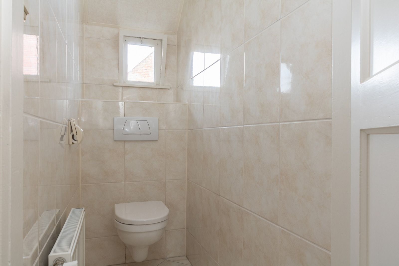 Toilette im Ferienhaus DG984, Vries, Drenthe, mit moderner Ausstattung.