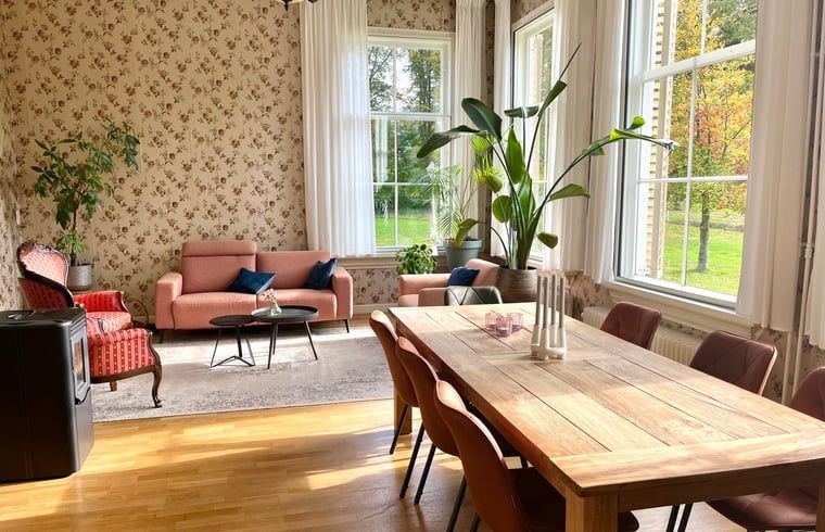 Gezellige woonkamer in Vakantiehuis in Veenhuizen, met uitzicht op de natuur van Noord Drenthe.