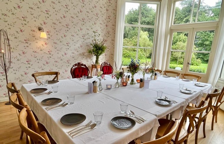 Stijlvolle eetkamer in Vakantiehuis in Veenhuizen, perfect voor diners in Drenthe.