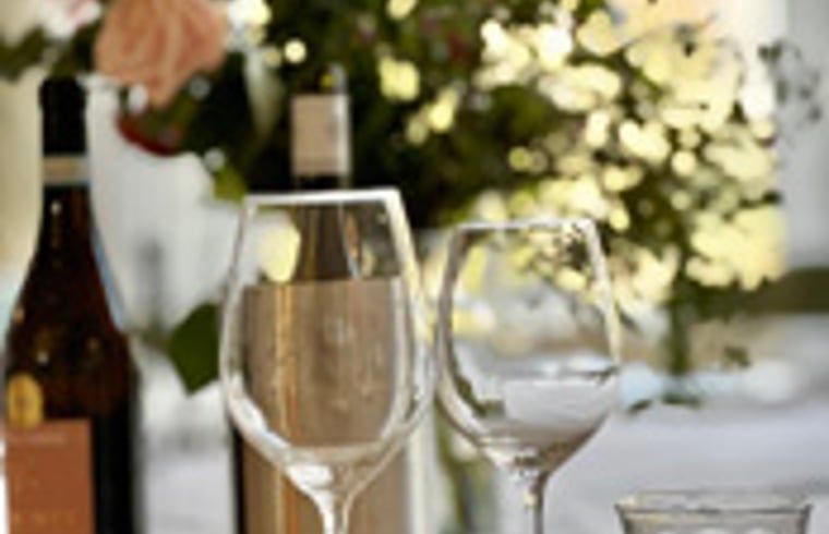 Elegante tafeldecoratie in Vakantiehuis in Veenhuizen, ideaal voor een romantisch diner.