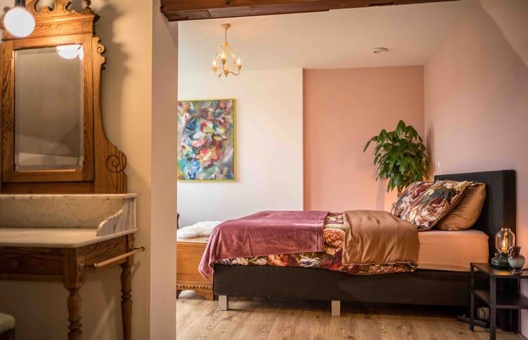 Sfeervolle slaapkamer in Vakantiehuis in Veenhuizen, een rustige plek in Drenthe.