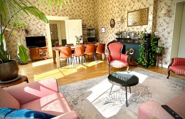 Lichte en ruime woonkamer in Vakantiehuis in Veenhuizen, gezelligheid in Drenthe.