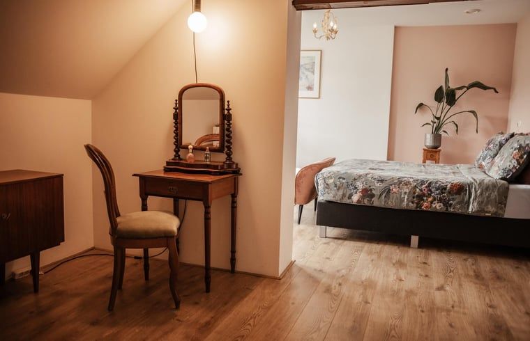 Knusse slaapkamer in Vakantiehuis in Veenhuizen, authentiek en gezellig verblijf in Drenthe.