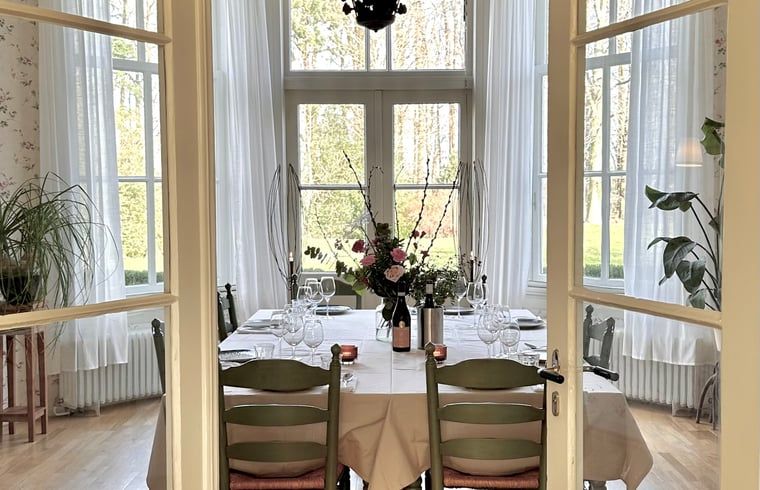 Elegante eetruimte in Vakantiehuis in Veenhuizen, perfect voor intieme diners in Drenthe.