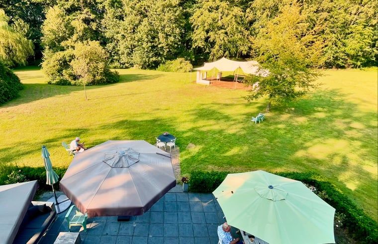 Zonnig terras bij Vakantiehuis in Veenhuizen, ideaal voor buitenactiviteiten in Drenthe.