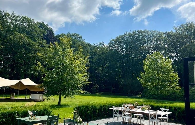 Buitenterras van Vakantiehuis in Veenhuizen, omgeven door de natuur van Noord Drenthe.