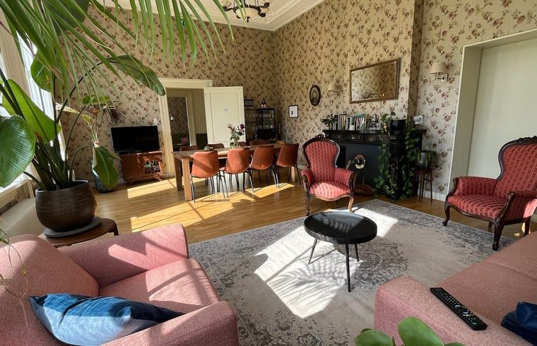Cozy living room of Huisje in Veenhuizen, vacation home in North Drenthe, with vintage interior and lots of natural light.