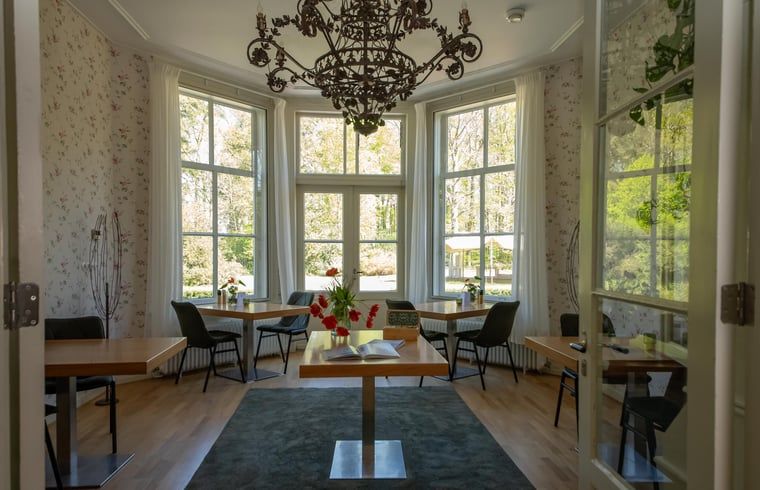 Cozy interior in a cottage in Veenhuizen, North Drenthe, with large windows and a rustic interior for a relaxing stay.